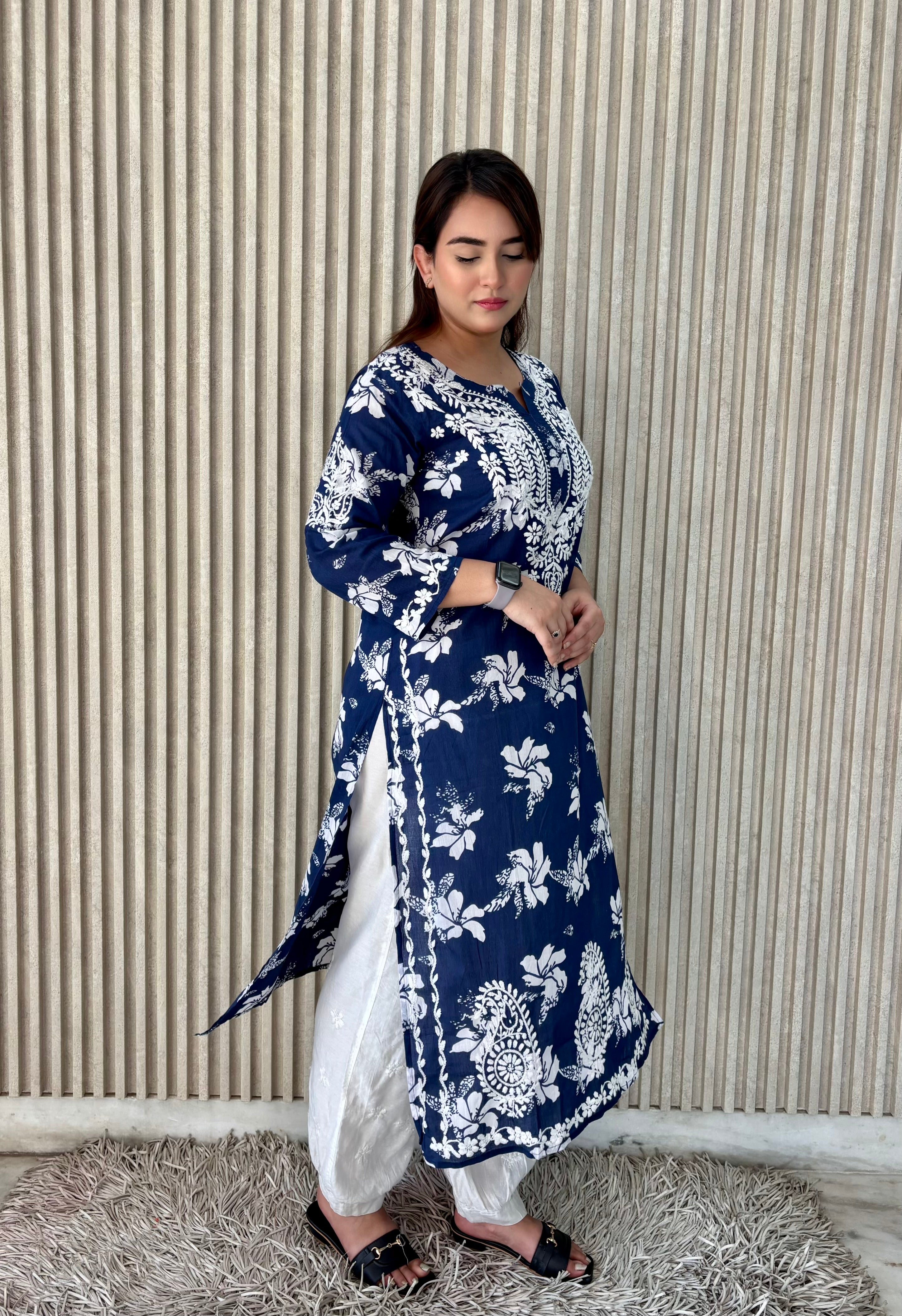 SUHANA MULMUL CHIKANKARI KURTI