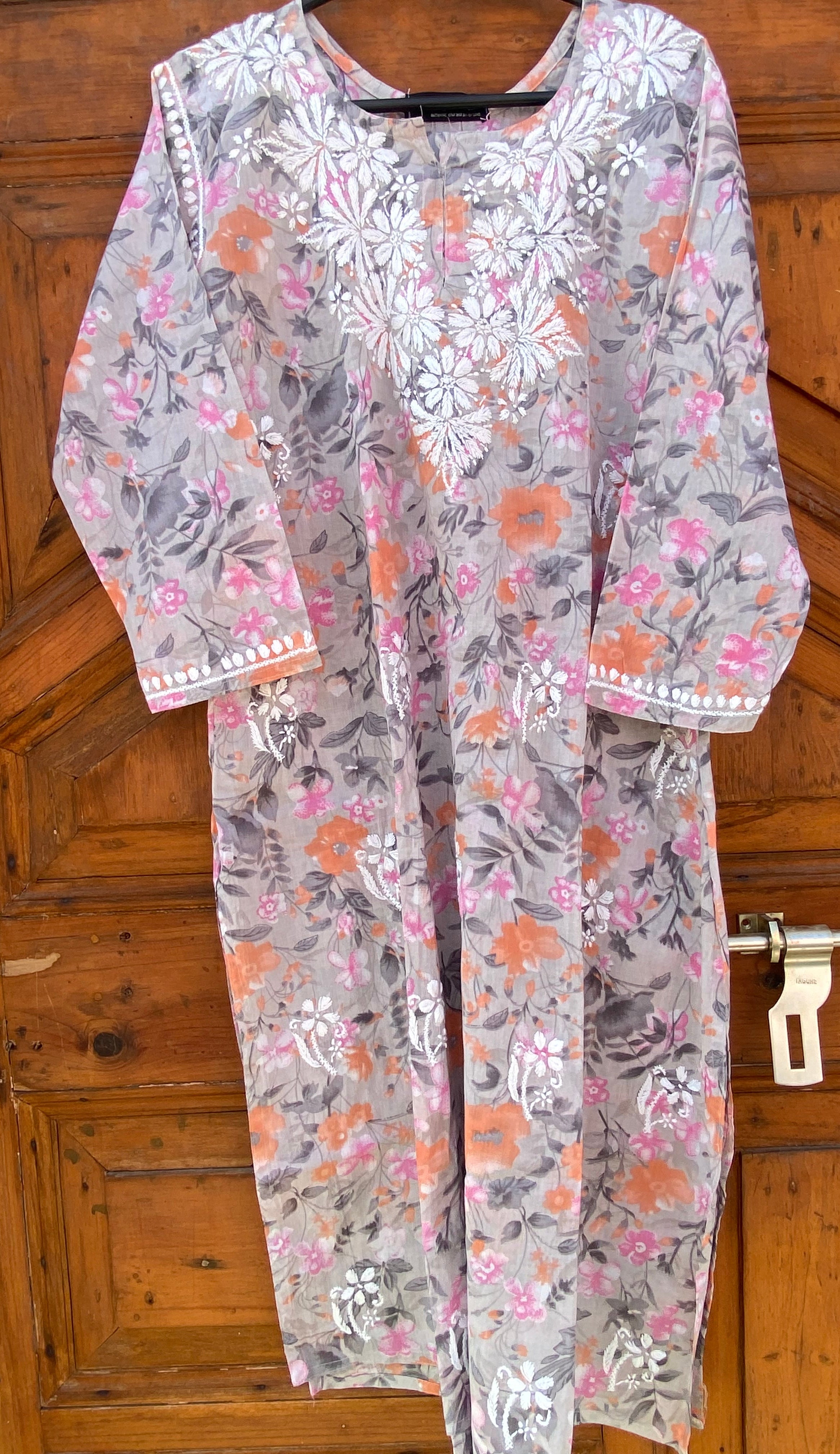 FLORAL PRINT SOFT MULMUL CHIKANKARI STRAIGHT KURTI