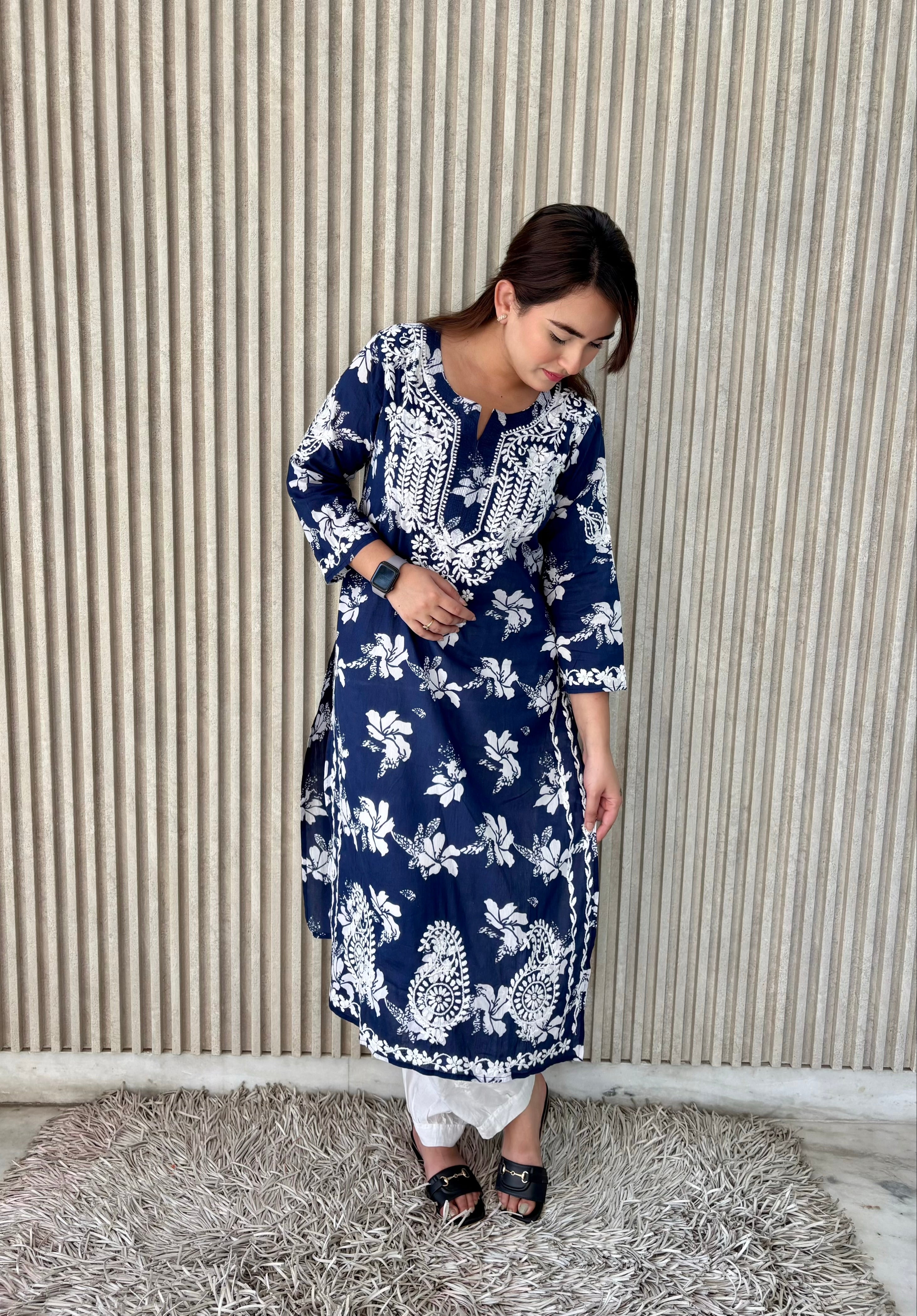 SUHANA MULMUL CHIKANKARI KURTI