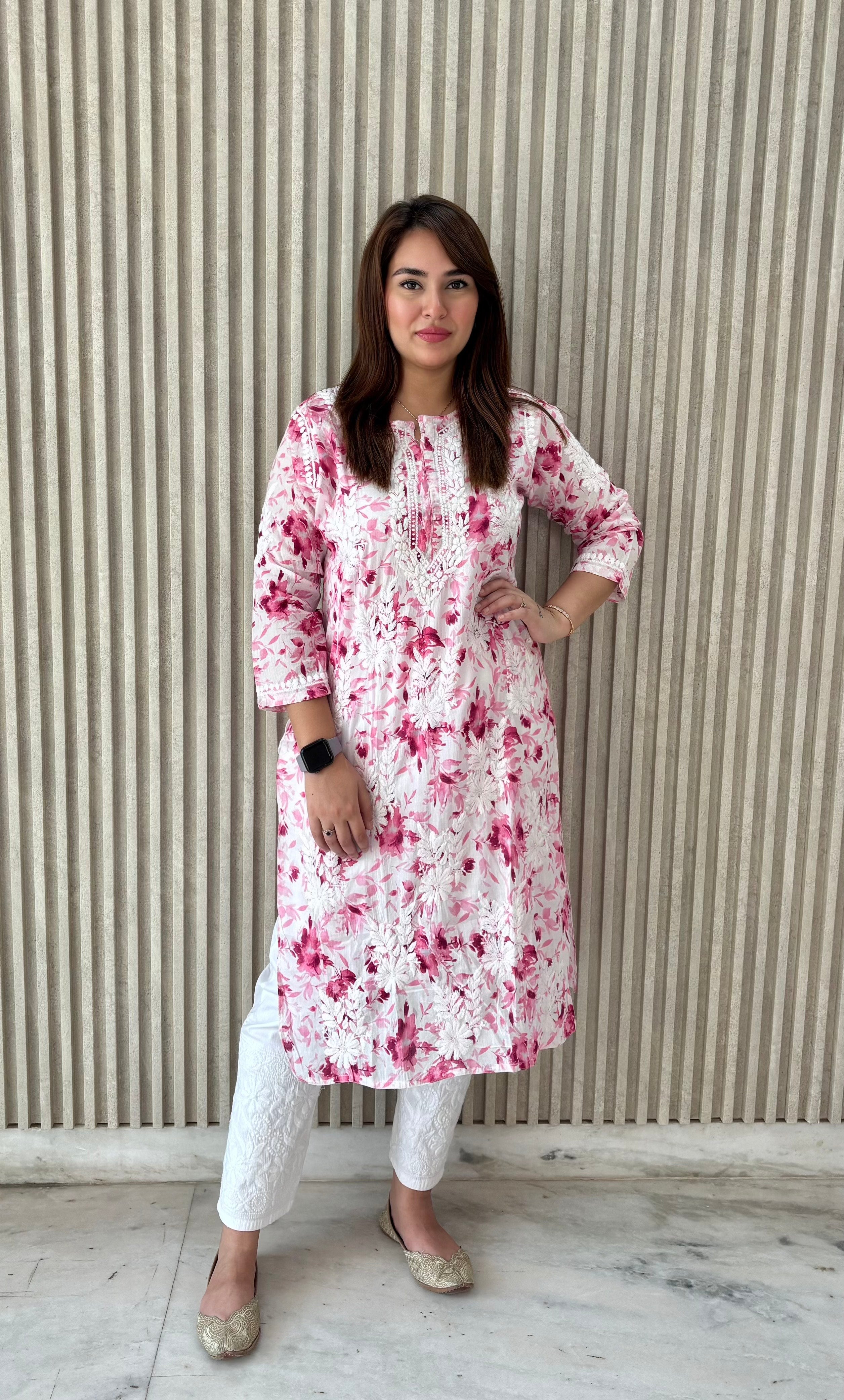 FLOWER MULMUL PINK CHIKANKARI KURTI SET.
