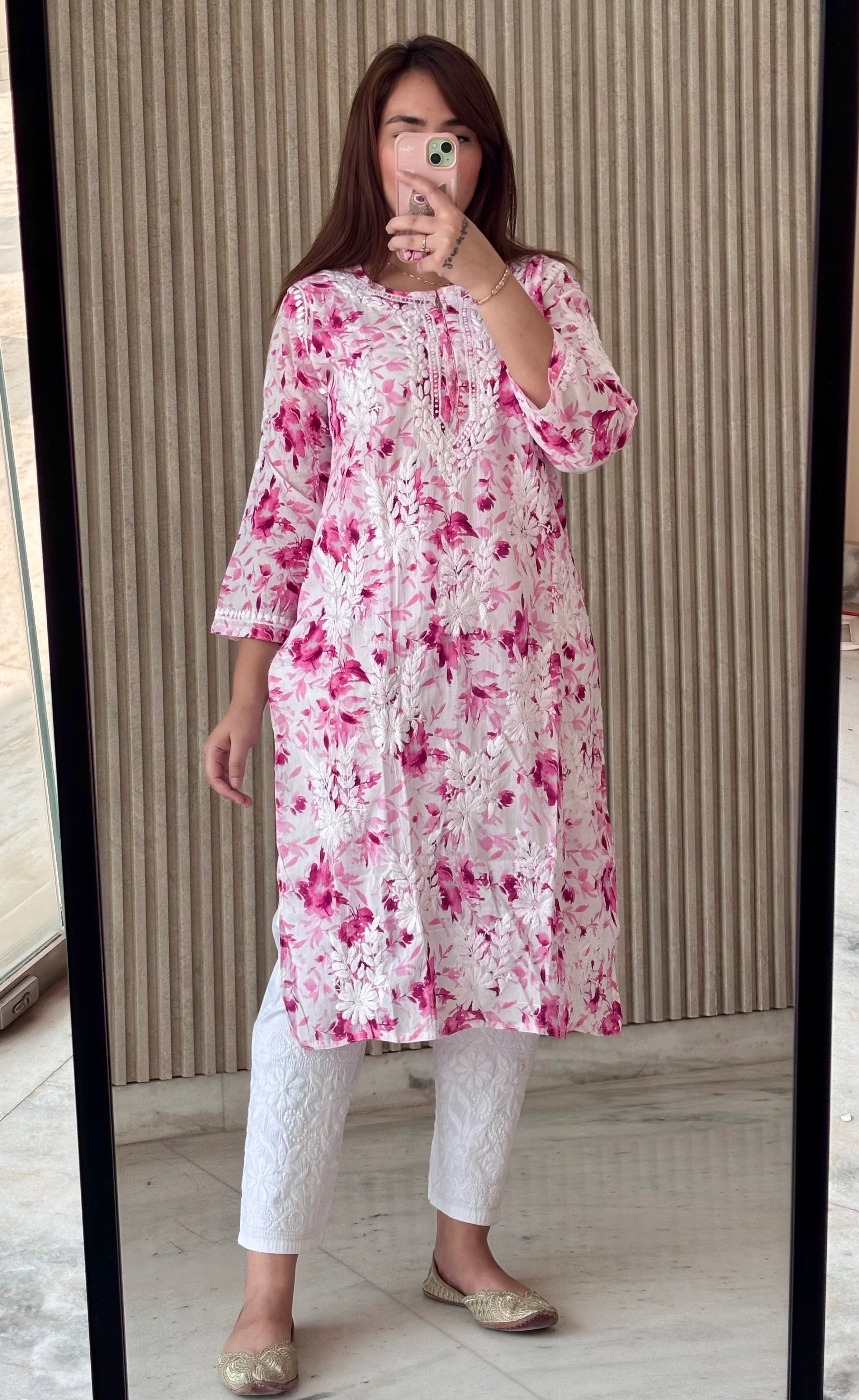 FLOWER MULMUL PINK CHIKANKARI KURTI SET.