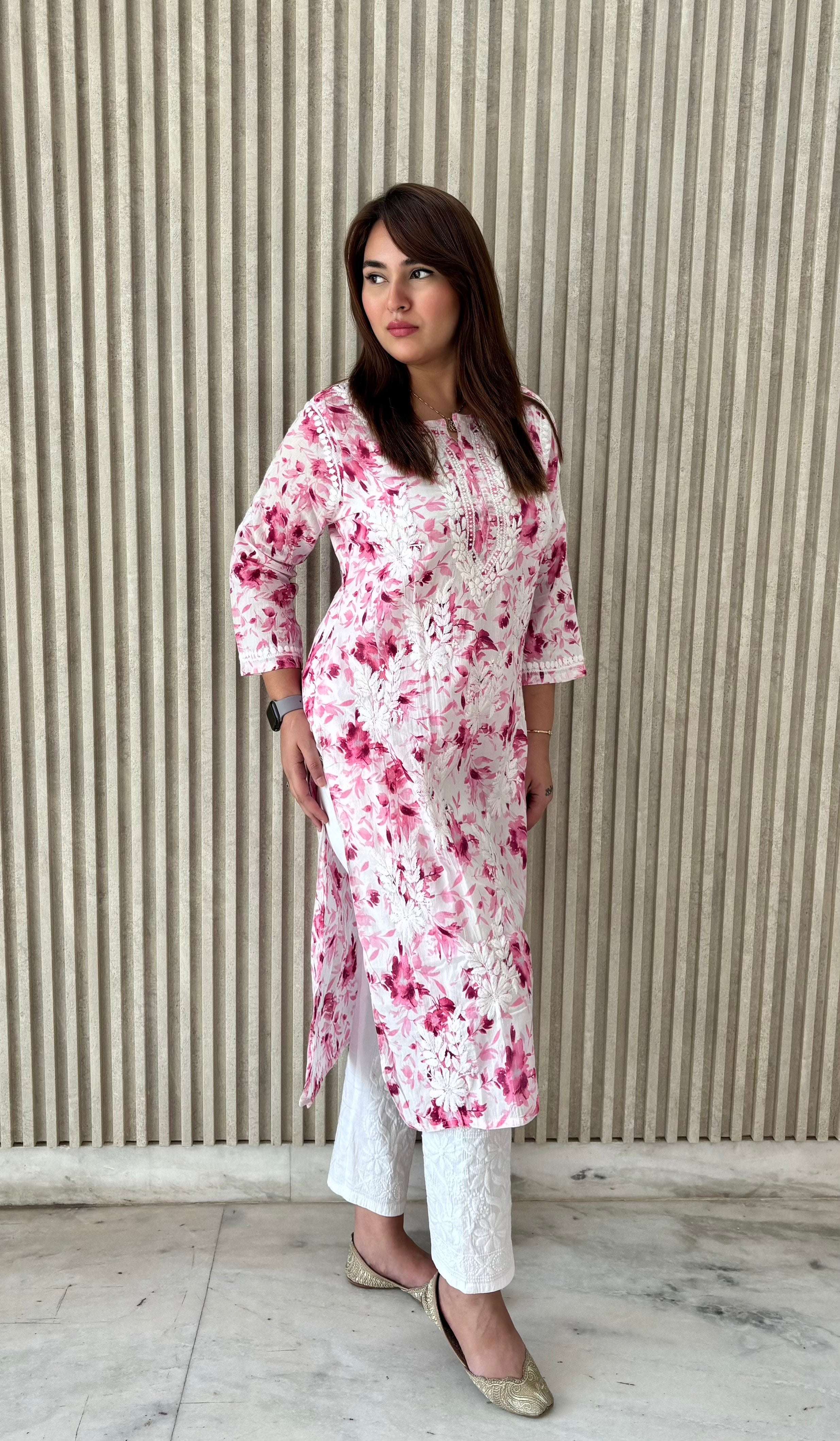 FLOWER MULMUL PINK CHIKANKARI KURTI SET.