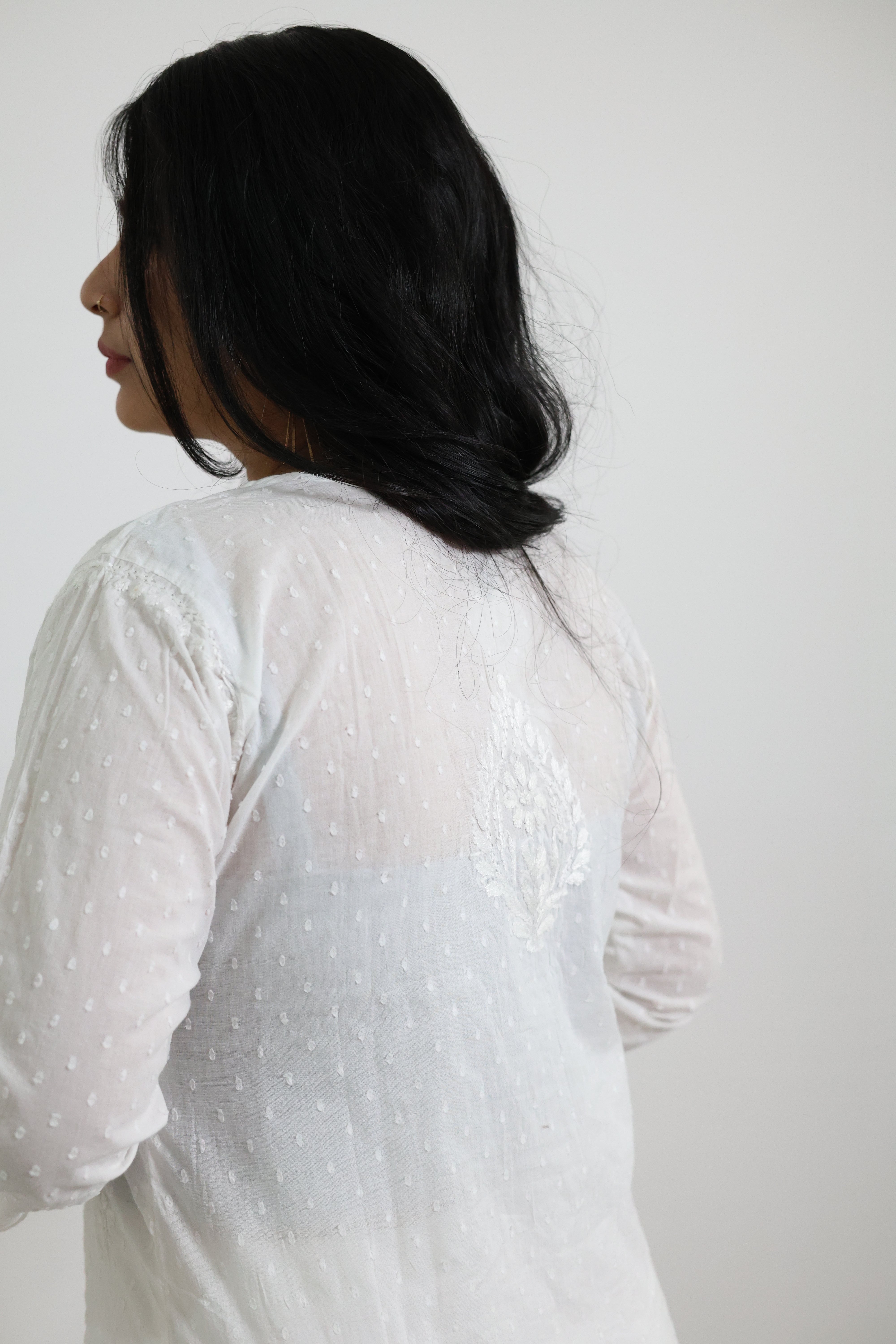 Saiyaara White Cotton Hand-Embroidered Lucknowi Chikankari Kurti with Crochet Button